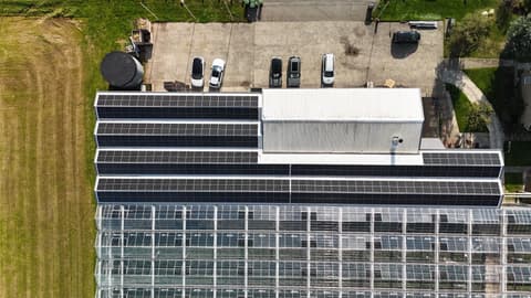Zonnepanelen op een bedrijfsdak, foto 1 van 2