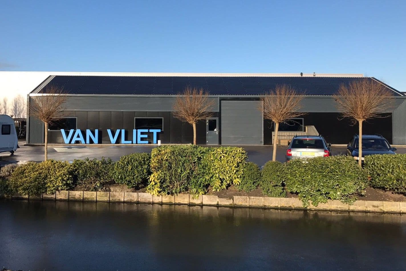 Voor de renovatie: Van Vliet Caravans in Wateringen
