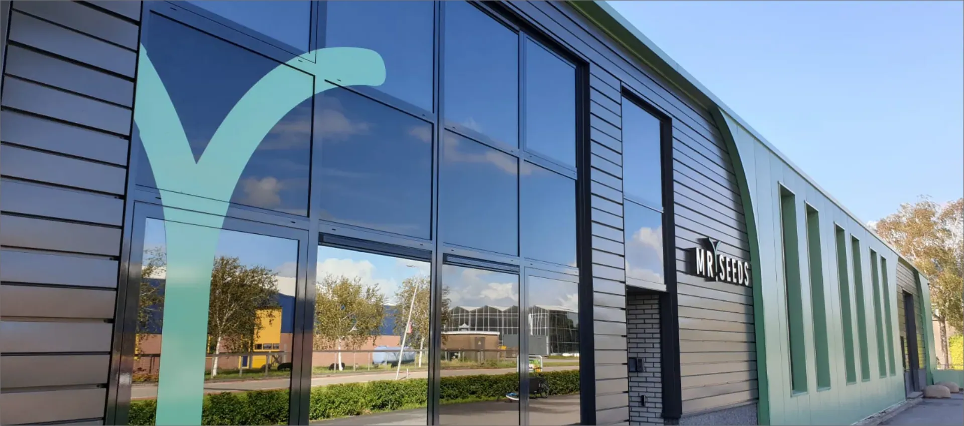 Gerenoveerde bedrijfsruimte van Mr. Seeds in Bleiswijk met glazen pui en groene gevelaccenten