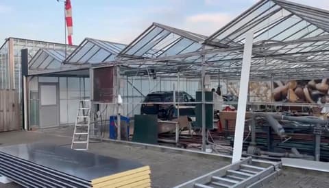 Voor de gevelrenovatie: het bedrijfspand in Maasdijk