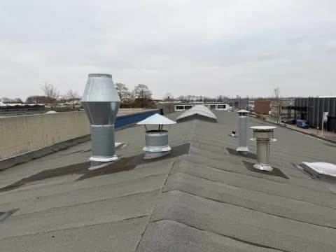 Fase 3 van de dakrenovatie van bedrijfspand Autoselect