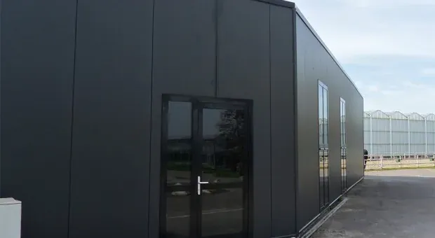 Onderhoud van de kas: gevel en dakbeplating vervangen