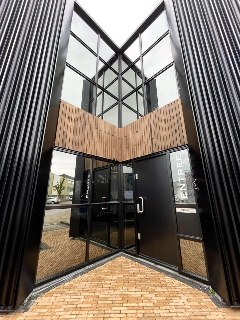 Gerenoveerd bedrijfspand met nieuwe gevelbeplating
