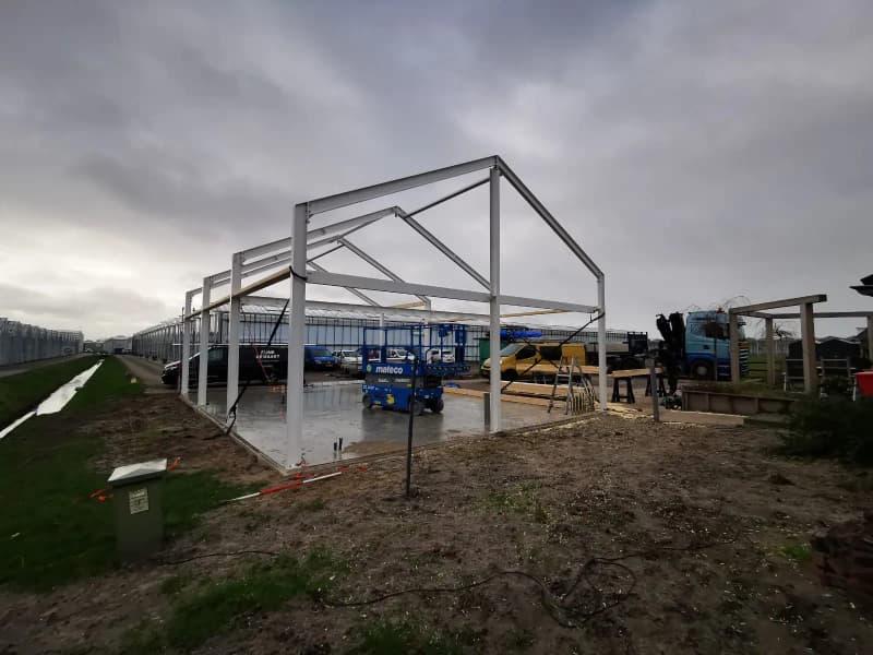 Nieuwbouw van een bedrijfspand met staalconstructie