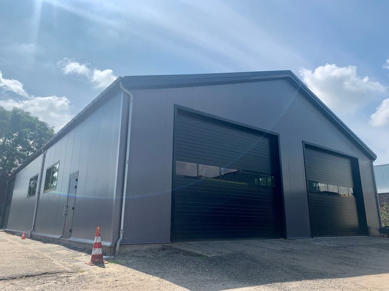 Nieuwe gevel en dakbeplating op een bedrijfspand