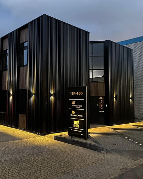 Fase 10 van de renovatie van bedrijfspand Lightshine in Monster