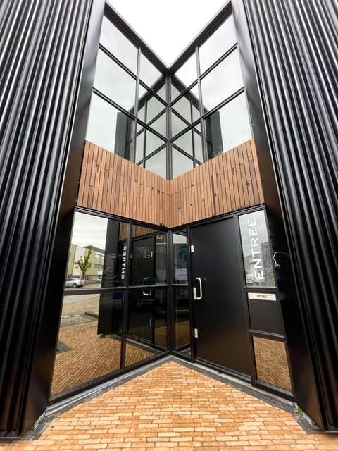 Fase 8 van de renovatie van bedrijfspand Lightshine in Monster