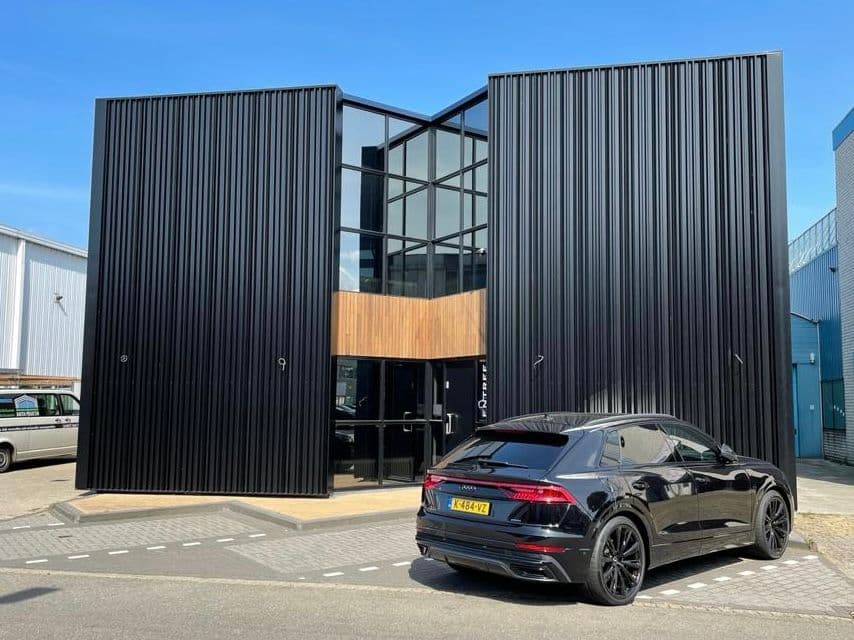 Fase 6 van de renovatie van bedrijfspand Lightshine in Monster