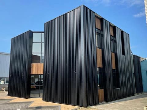Fase 19 van de renovatie van bedrijfspand Lightshine in Monster