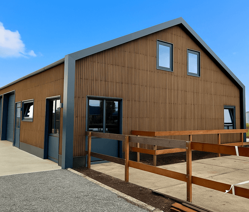 Bedrijfspand Korver in Boskoop met houten gevelbekleding na de renovatie