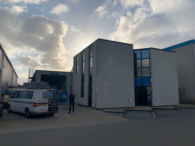 Voor de renovatie: bedrijfspand Lightshine in Monster