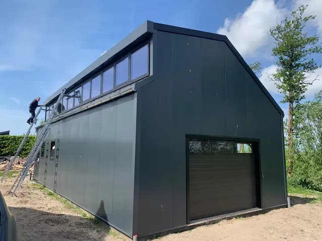 Fase 18 van de nieuwbouw van de schuur in Maasland