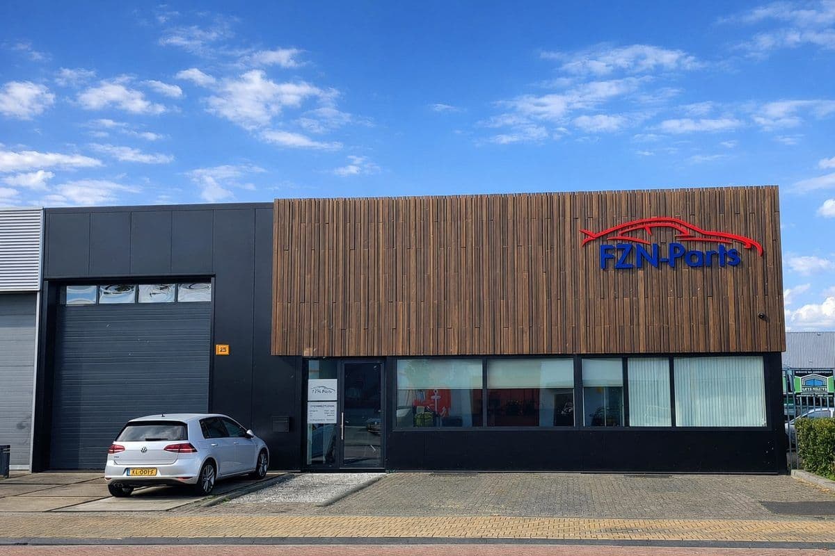 Het bedrijfspand van FZN Parts na de renovatie, met bamboe gevelbekleding