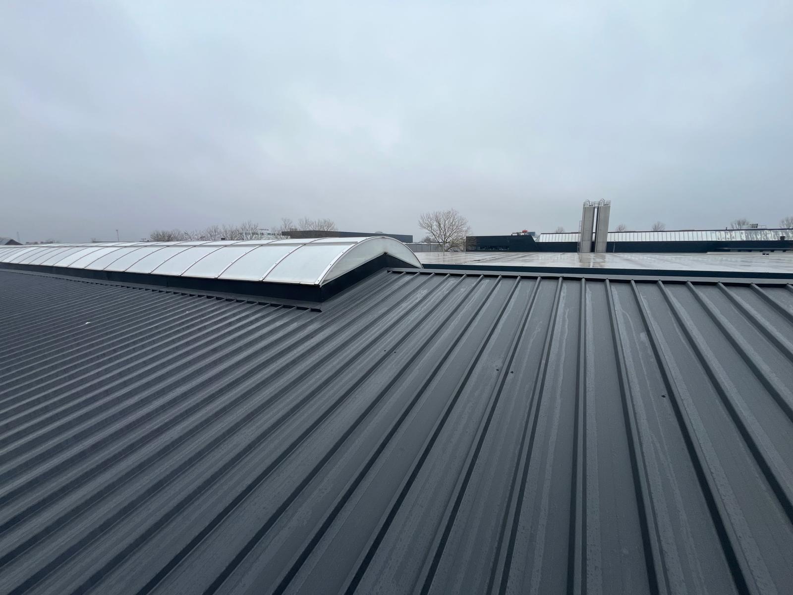 Dakrenovatie bedrijfspand antraciet – nieuwe sandwichpanelen 1.550 m²