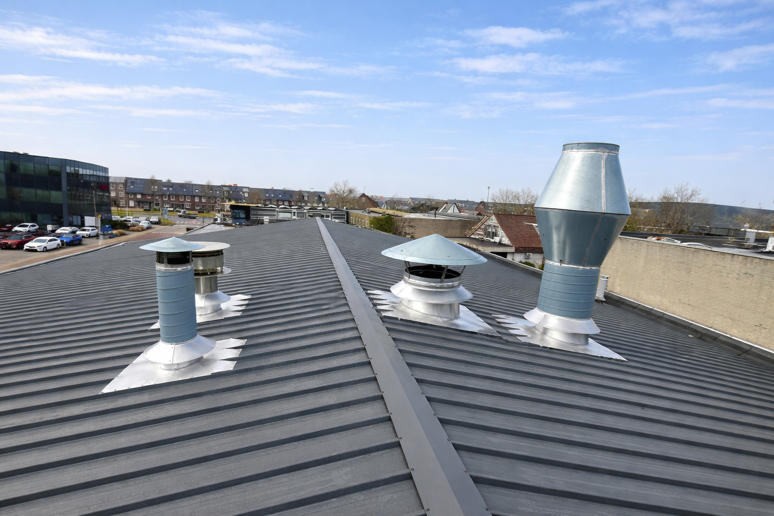 Dakrenovatie bedrijfspand antraciet – nieuwe sandwichpanelen 1.550 m²