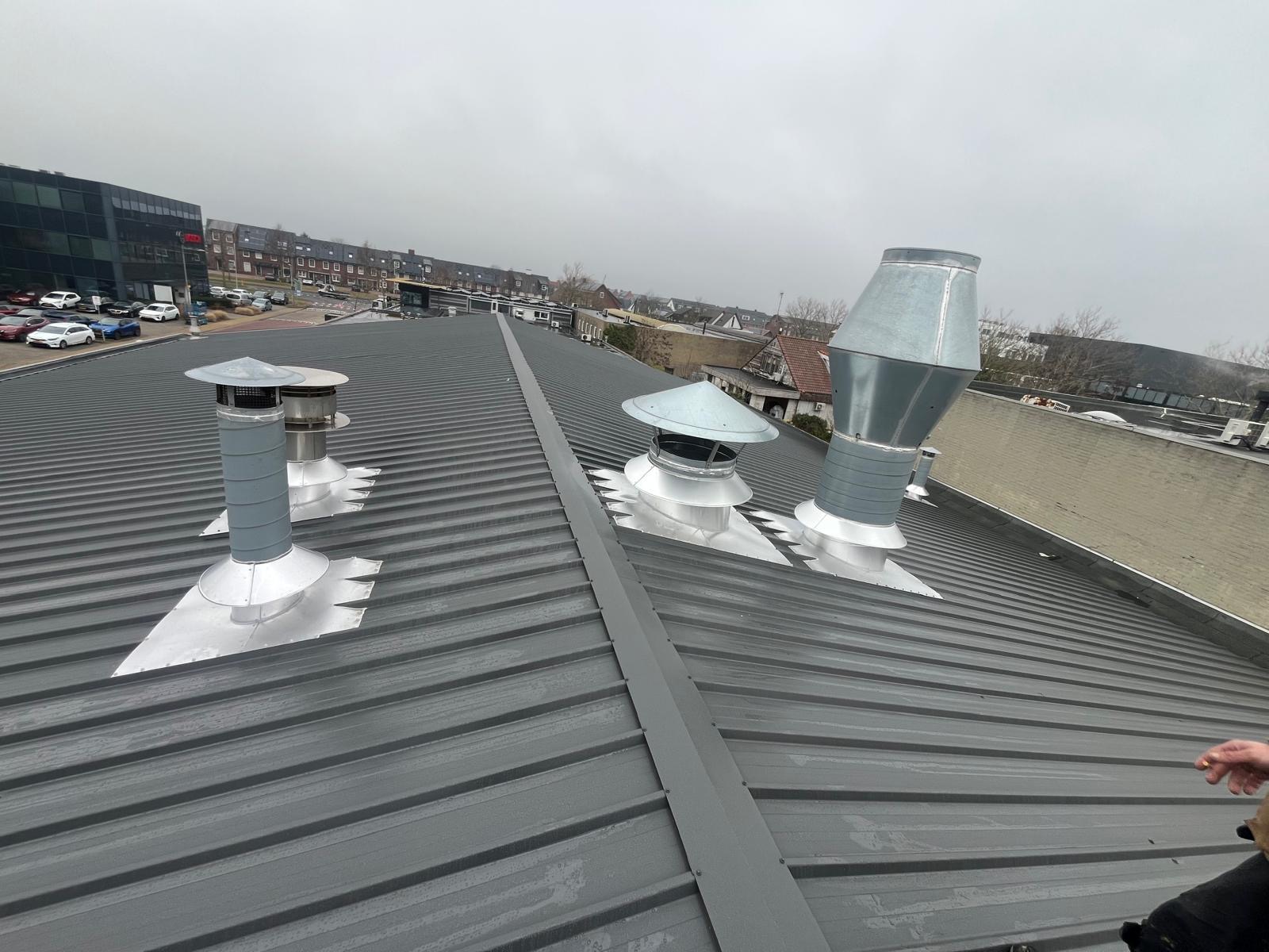 Dakrenovatie bedrijfspand antraciet – nieuwe sandwichpanelen 1.550 m²