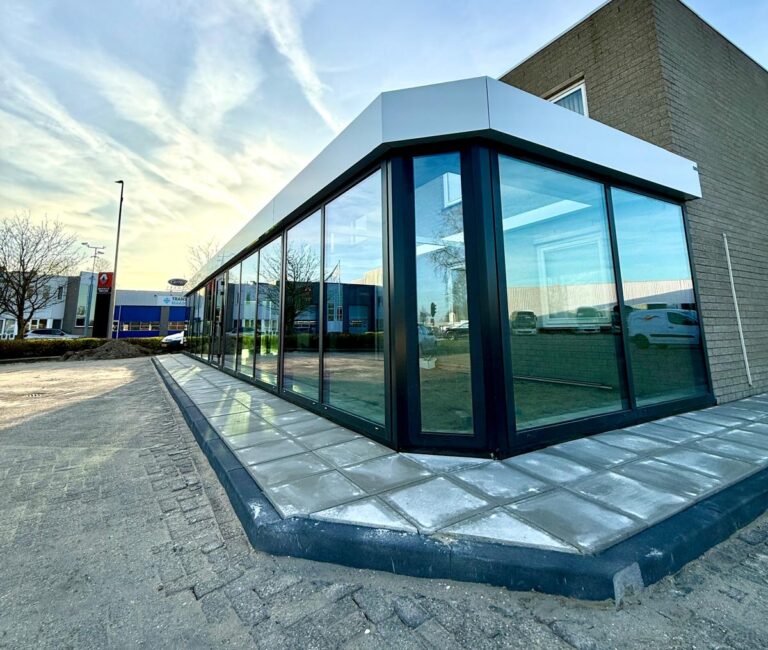 Aanbouw bedrijfspand Maasdijk met moderne glazen puien
