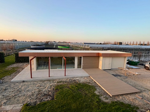Moderne vergunningsvrije nieuwbouwschuur Poeldijk met bronzen Dibond rand en grote schuifpui