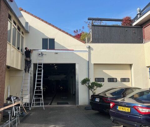 Gevelrenovatie Franco Auto Maserati met duurzame bamboe gevelbekleding before