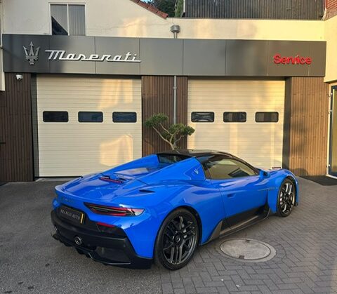 Gevelrenovatie Franco Auto Maserati met duurzame bamboe gevelbekleding