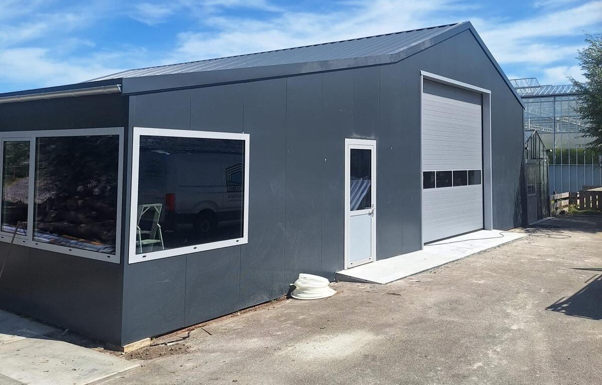 Renovatie bedrijfspand Den Hoorn met nieuw geïsoleerd dak en gevel